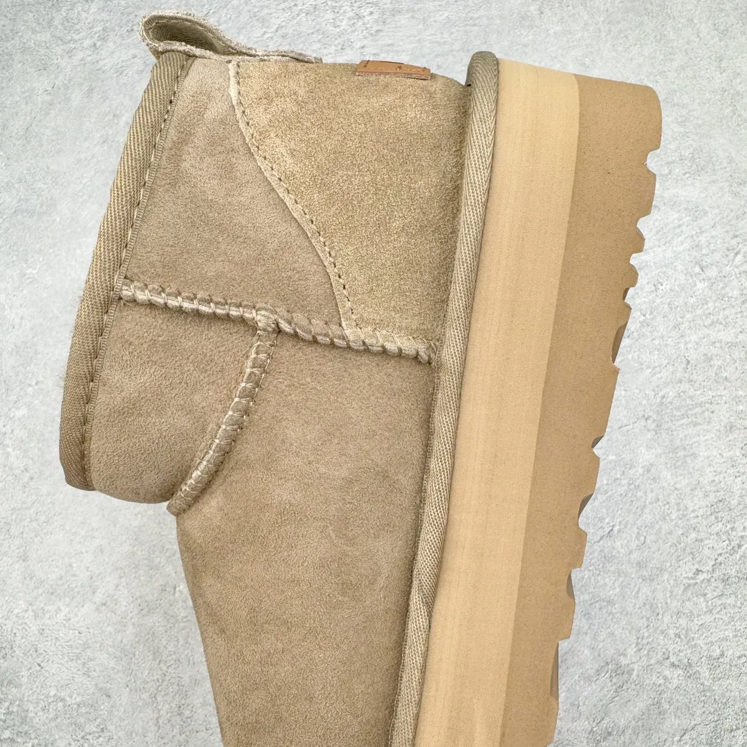 Pick up locally 💰520 UGG 5092 Classic autumn and winter sheepskin and fur integrated snow boots. All shoes are made of ZP. Longfeng A-grade Australian imported sheepskin and fur integrated brand OEM production line. Fully follow the ZP process. OEM original pattern maker. Adhering to the principle of no original shoe development and selection. Pay attention to every detail. The most authentic version on the market. TREADLITE "Light Wing" technology outsole. Light/durable/flexible/pile size: 35 36 37 38 39 40 41 42 Coding: by2936070